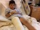 Otišla sam u bolnicu da se brinem o sinu koji je imao slomljenu nogu, ali medicinska sestra mi je krišom gurnula komadić papira u ruku i šapnula: „Laže. Provjerite kameru iz sobe u 3 ujutro.“ 😰😨