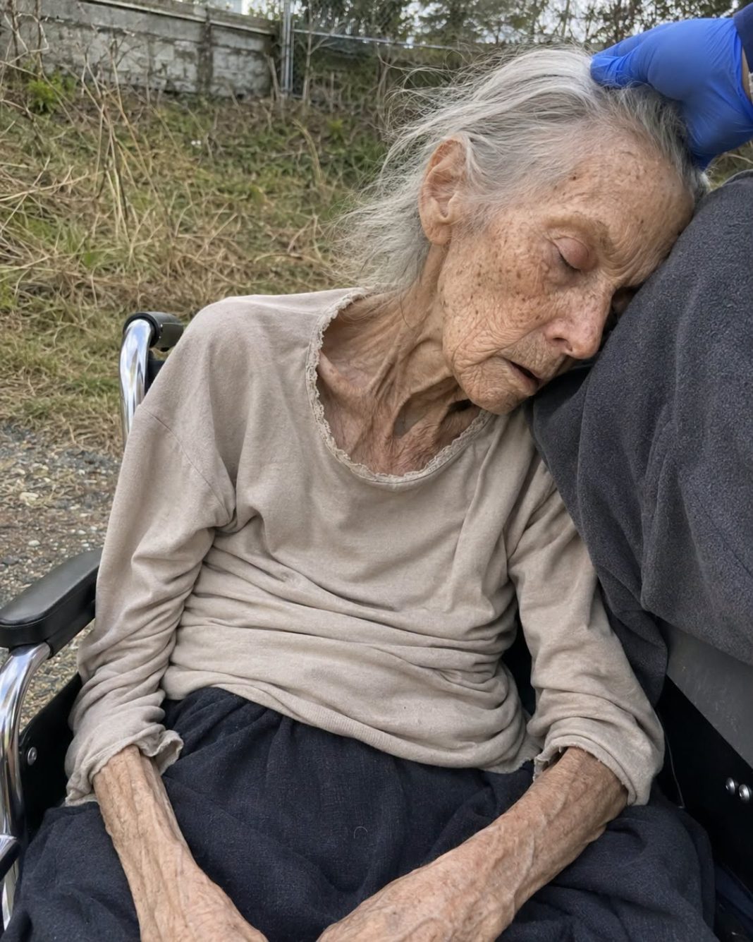 Pronašla sam 95-godišnju ženu omamljenu, kako sjedi u invalidskim kolicima uz pustu cestu, i odvezla je u bolnicu… Ali kad se probudila i ispričala nam što se dogodilo, svi su se ukočili - featured image