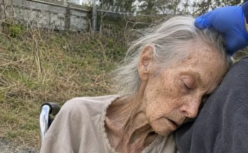 Pronašla sam 95-godišnju ženu omamljenu, kako sjedi u invalidskim kolicima uz pustu cestu, i odvezla je u bolnicu… Ali kad se probudila i ispričala nam što se dogodilo, svi su se ukočili Pronašla sam 95-godišnju ženu omamljenu, kako sjedi u invalidskim kolicima uz pustu cestu, i odvezla je u bolnicu… Ali kad se probudila i ispričala nam što se dogodilo, svi su se ukočili - featured image