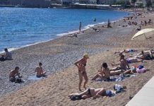 ŽENA NA PLAŽI U CRNOJ GORI ŠOKIRALA LJUDE: Ne kupa se, SVI GLEDAJU ŠTA DRŽI U RUKAMA – “ovo je kraj sveta” (VIDEO)