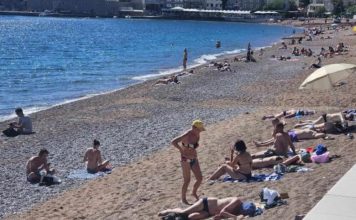ŽENA NA PLAŽI U CRNOJ GORI ŠOKIRALA LJUDE: Ne kupa se, SVI GLEDAJU ŠTA DRŽI U RUKAMA – “ovo je kraj sveta” (VIDEO)