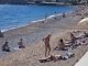 ŽENA NA PLAŽI U CRNOJ GORI ŠOKIRALA LJUDE: Ne kupa se, SVI GLEDAJU ŠTA DRŽI U RUKAMA – “ovo je kraj sveta” (VIDEO)