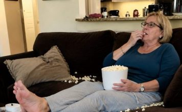 Moja svekrva je uvijek smatrala našu kuću kao da pripada isključivo njenom sinu. Dolazila bi kod nas i radila šta god je željela, ne obazirući se ni najmanje na tuđe mišljenje. Čak bi znala baciti hranu na pod i potpuno mirno reći: — Pa šta? Ovo je kuća mog sina. Ovdje radim šta hoću. 😰😨
