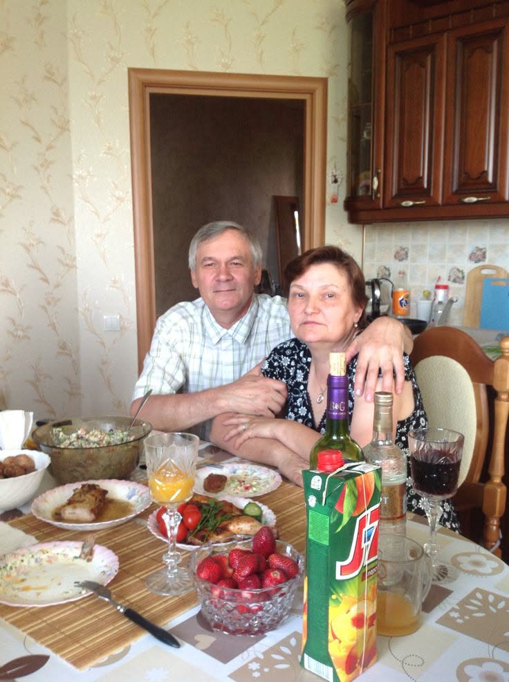 Više od 30 godina moj me muž svake večeri tjerao da pijem iz iste neoznačene boce. Mislila sam da me toliko mrzi da me polako truje — ali šest dana nakon njegove smrti liječnik je zaključao vrata… - featured image Više od 30 godina moj me muž svake večeri tjerao da pijem iz iste neoznačene boce. Mislila sam da me toliko mrzi da me polako truje — ali šest dana nakon njegove smrti liječnik je zaključao vrata… - featured image