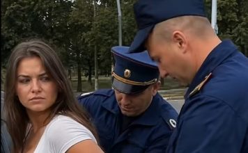 Dva saobraćajna policajca zaustavila su mladu ženu bez razloga, pribili je uz auto i grubo stavili joj lisice. Ali kada joj je jedan od policajaca posegnuo u džep na njen zahtjev, obojica su se smrznuli od šoka kada su vidjeli šta je unutra. 😱