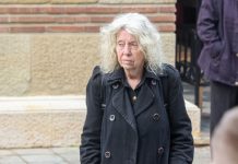 Komšije Eve Ras digle uzbunu: „Zabrinuti smo za nju, niko nije očekivao da će ovako izgledati njen život“ Prosi na ulici, ne brine o sebi više, uužas