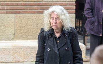 Komšije Eve Ras digle uzbunu: „Zabrinuti smo za nju, niko nije očekivao da će ovako izgledati njen život“ Prosi na ulici, ne brine o sebi više, uužas