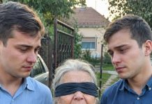 Roditelji su ih napustili kad su imali dvije godine, a baka ih je prehranila prodajući povrće i radeći po tuđim poljima – dvadeset i tri godine poslije stavili su joj povez preko očiju i u ruku spustili mali mjedeni ključ…