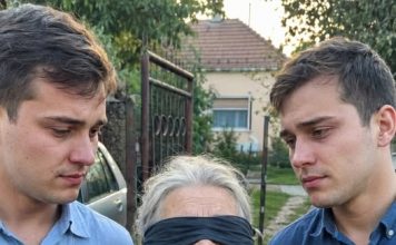 Roditelji su ih napustili kad su imali dvije godine, a baka ih je prehranila prodajući povrće i radeći po tuđim poljima – dvadeset i tri godine poslije stavili su joj povez preko očiju i u ruku spustili mali mjedeni ključ…