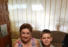 Mali dečak je rekao u školi: „Baka mi svake noći vezuje ruke.“ Kada je njegova učiteljica ušla u kuću sa policijom, sledila se od onoga što je ugledala 😱💔