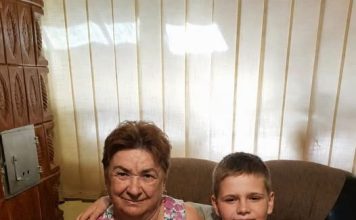 Mali dečak je rekao u školi: „Baka mi svake noći vezuje ruke.“ Kada je njegova učiteljica ušla u kuću sa policijom, sledila se od onoga što je ugledala 😱💔