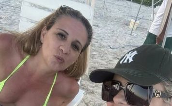 „Moja najbolja prijateljica već 37 godina zamolila me tijekom godišnjeg odmora da snimimo JOŠ JEDNU POSLJEDNJU fotografiju zajedno — kao prijateljice. Kad sam je pitala zašto je rekla ‘posljednju’, nasmiješila se i odgovorila: ‘Jer ćeš sutra saznati tko sam ja zapravo…’“