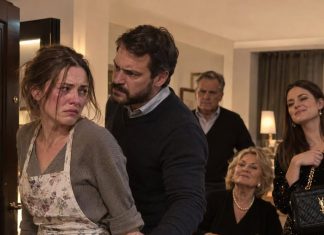 Tek što sam oprala i presvukla nepokretnu svekrvu, moj se muž nakon tri godine rada u Njemačkoj pojavio na vratima s dva velika kovčega puna poklona.