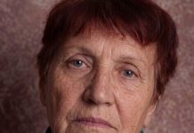 Moj sin me je ostavio u domu za stare kako bi preuzeo moju kuću. Ali zamolila sam medicinsku sestru za telefon i obavila samo jedan poziv