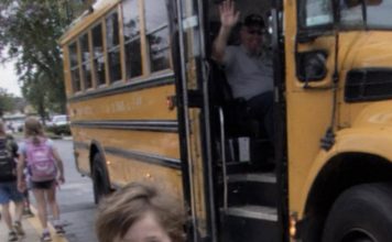 Vozač školskog autobusa mog sedmogodišnjeg sina šapnuo mi je samo: „Sutra ga ne šaljite“ i odvezao se — nekoliko minuta poslije pronašla sam u Ethanovu ruksaku adresu koju sam prepoznala, a policija je otkrila tko ju je tamo stavio