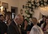 Bogati 71-godišnji muškarac pristao je da se oženi mladom ženom, a da joj nikada nije video lice. Roditelji mlade postavili su samo jedan neobičan uslov: mladoženji će biti dozvoljeno da podigne njen veo tek nakon što venčanje bude završeno. Muškarac je pristao, ali kada je tokom ceremonije konačno sklonio tkaninu sa lica svoje mlade supruge, samo je nekoliko sekundi zurio u nju, a zatim se užasnuto povukao. 😨