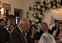 Bogati 71-godišnji muškarac pristao je da se oženi mladom ženom, a da joj nikada nije video lice. Roditelji mlade postavili su samo jedan neobičan uslov: mladoženji će biti dozvoljeno da podigne njen veo tek nakon što venčanje bude završeno. Muškarac je pristao, ali kada je tokom ceremonije konačno sklonio tkaninu sa lica svoje mlade supruge, samo je nekoliko sekundi zurio u nju, a zatim se užasnuto povukao. 😨