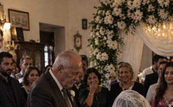 Bogati 71-godišnji muškarac pristao je da se oženi mladom ženom, a da joj nikada nije video lice. Roditelji mlade postavili su samo jedan neobičan uslov: mladoženji će biti dozvoljeno da podigne njen veo tek nakon što venčanje bude završeno. Muškarac je pristao, ali kada je tokom ceremonije konačno sklonio tkaninu sa lica svoje mlade supruge, samo je nekoliko sekundi zurio u nju, a zatim se užasnuto povukao. 😨