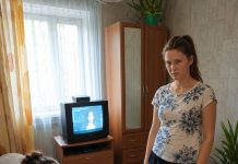 Buduća svekrva došla je u moj stan, ugasila televizor i objavila da je dnevna soba odsad njezina — moj zaručnik je šutio, a ja sam joj jednom rečenicom otkrila da sam već znala njihov pravi plan