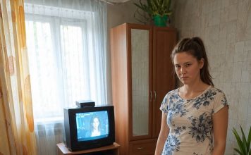 Buduća svekrva došla je u moj stan, ugasila televizor i objavila da je dnevna soba odsad njezina — moj zaručnik je šutio, a ja sam joj jednom rečenicom otkrila da sam već znala njihov pravi plan