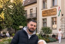 Godinu dana glumio sam sina starice u domu jer su me njezini rođaci plaćali da je držim mirnom — tek nakon njezine smrti ravnateljica mi je otkrila da je Juli od prvog dana znala tko sam