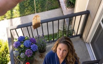 Moj komšija je stalno bacao iskorišćene kesice čaja na moj balkon. Tri puta sam ga upozorila — a onda sam odlučila da postupim potpuno drugačije.