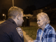 U tri sata ujutro policija je primila neobičan poziv: jedan građanin prijavio je da njegova susjeda sjedi na pločniku ulice. Ono što su policajci pronašli u njezinu domu ostavilo ih je bez riječi 😮