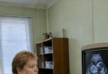 Žena u osmom mesecu trudnoće otišla je na ultrazvuk, ali čim je doktorka pogledala u monitor, preplašenim glasom je rekla: „Ne smete da se vratite kući. Ostavite muža.“ 😳