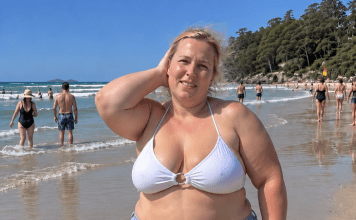 Moj suprug odbijao je tijekom našeg odmora iz snova snimiti čak ijednu moju fotografiju, stalno ponavljajući da mu se „jednostavno ne da“… Ali kada sam otkrila od koga me zapravo pokušavao sakriti, učinila sam samo jednu stvar, potpuno tiho, koja ga je rasplakala i natjerala da me preklinje za oprost. 😳💔