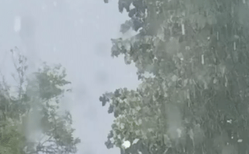 🚨 APOKALIPTIČNI PRIZORI IZ SRBIJE: Od kiše se ne vidi prst pred okom, grad uništava sve na svom putu! 🌩️👇
