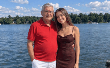 DIREKTOR FIRME ME JE OTPUSTIO PRED SVIMA. DVA SATA KASNIJE POZVAO ME JE I REKAO: „LEPO SE OBUCI I NAĐI SE SA MNOM PORED JEZERA. NIKOME NE GOVORI DA SE SASTAJEMO.“
