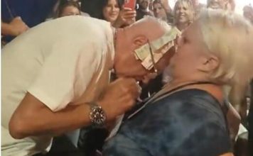 SRBI ZGROŽENI ZBOG SNIMKA SA ŠABAČKOG VAŠARA! Nabijao joj MIKROFON u grudi, a onda ZARIO GLAVU u dubine!