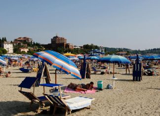 DA LI JE MOGUĆE?!DA LI OVO RADE OD 7 UJUTRU… Skandal na hrvatskoj plaži, LJUDI ZGROŽENI PRIZOROM