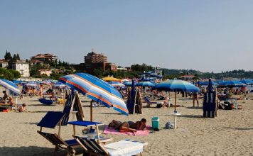 DA LI JE MOGUĆE?!DA LI OVO RADE OD 7 UJUTRU… Skandal na hrvatskoj plaži, LJUDI ZGROŽENI PRIZOROM