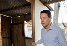 Vratio se podijeliti imovinu nakon razvoda… i pronašao bivšu suprugu kako spava u baraci s njihovim sinom.