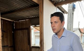 Vratio se podijeliti imovinu nakon razvoda… i pronašao bivšu suprugu kako spava u baraci s njihovim sinom.