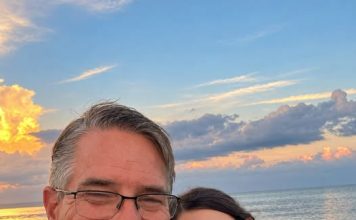 Otac me odveo na plažu i rekao da želi da zajedno snimimo najljepšu fotografiju u svom životu. Ali kada sam tu fotografiju poslala majci, odmah me nazvala u suzama i rekla: „Kćeri, udalji se od njega! Nemaš pojma tko je taj čovjek zapravo…“ 😨💔