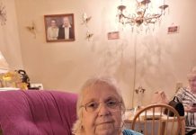 😱💔👉 Smjestila sam svoju 74-godišnju majku u dom za starije jer moj suprug više nije želio živjeti s njom. Ali tri dana kasnije, kad sam se vratila, zatekla sam je okruženu nepoznatim ljudima. Jedan od njih prišao mi je i rekao: „Vaša majka sve nam je ispričala. Sada je vrijeme da i vi saznate istinu…” 🥺👇‼️