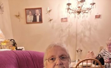 😱💔👉 Smjestila sam svoju 74-godišnju majku u dom za starije jer moj suprug više nije želio živjeti s njom. Ali tri dana kasnije, kad sam se vratila, zatekla sam je okruženu nepoznatim ljudima. Jedan od njih prišao mi je i rekao: „Vaša majka sve nam je ispričala. Sada je vrijeme da i vi saznate istinu…” 🥺👇‼️