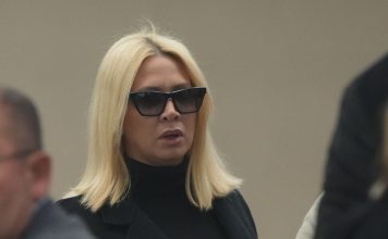 NEVIĐENI SKANDAL!!!SUPRUGA OŽENJENOG ih uhvatila kod MILICE u stanu i razvalila vrata nakon čega je FIZIČKI nasrnula na nju!!!(VIDEO)