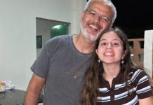 😨💔 Tjednima se moj suprug čudno ponašao u blizini moje 13-godišnje kćeri. Stalno ju je grlio, ljubio u čelo, dolazio po nju u školu i neprestano ulazio u njezinu sobu zatvarajući vrata za sobom. Govorila sam sebi da je samo brižan očuh… sve dok jednog jutra nisam slučajno pogledala ispod njezina kreveta i ugledala malu zaključanu kutiju koju nikada prije nisam vidjela. Pored nje je bila vrećica iz ljekarne koju je Mark nekoliko dana ranije donio u kuću.. Tada me moja kći pogledala i šapnula: „Mama, molim te, nemoj ništa reći Marku.“ Noge su mi se gotovo odsjekle. 😱