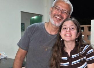 😨💔 Tjednima se moj suprug čudno ponašao u blizini moje 13-godišnje kćeri. Stalno ju je grlio, ljubio u čelo, dolazio po nju u školu i neprestano ulazio u njezinu sobu zatvarajući vrata za sobom. Govorila sam sebi da je samo brižan očuh… sve dok jednog jutra nisam slučajno pogledala ispod njezina kreveta i ugledala malu zaključanu kutiju koju nikada prije nisam vidjela. Pored nje je bila vrećica iz ljekarne koju je Mark nekoliko dana ranije donio u kuću.. Tada me moja kći pogledala i šapnula: „Mama, molim te, nemoj ništa reći Marku.“ Noge su mi se gotovo odsjekle. 😱