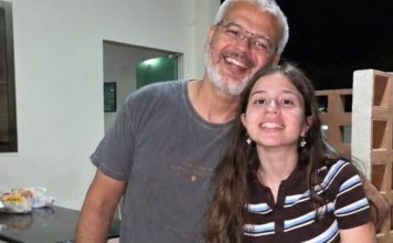 😨💔 Tjednima se moj suprug čudno ponašao u blizini moje 13-godišnje kćeri. Stalno ju je grlio, ljubio u čelo, dolazio po nju u školu i neprestano ulazio u njezinu sobu zatvarajući vrata za sobom. Govorila sam sebi da je samo brižan očuh… sve dok jednog jutra nisam slučajno pogledala ispod njezina kreveta i ugledala malu zaključanu kutiju koju nikada prije nisam vidjela. Pored nje je bila vrećica iz ljekarne koju je Mark nekoliko dana ranije donio u kuću.. Tada me moja kći pogledala i šapnula: „Mama, molim te, nemoj ništa reći Marku.“ Noge su mi se gotovo odsjekle. 😱