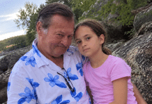 Na ovoj fotografiji smiješila sam se pored svog očuha… Godinama je moja majka vjerovala da me voli kao vlastitu kćer, ali nije imala pojma što se zapravo događalo iza njenih leđa — niti zašto ću tu tajnu nositi sa sobom još mnogo godina