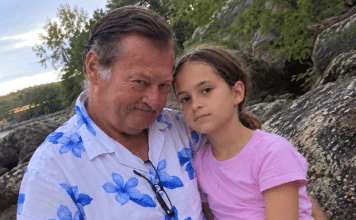 Na ovoj fotografiji smiješila sam se pored svog očuha… Godinama je moja majka vjerovala da me voli kao vlastitu kćer, ali nije imala pojma što se zapravo događalo iza njenih leđa — niti zašto ću tu tajnu nositi sa sobom još mnogo godina