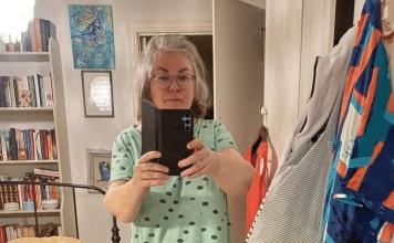 Svake večeri moja se majka fotografirala u istoj haljini — ali kad sam jednog dana otvorila njezin telefon, ruke su mi počele drhtati