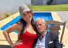 👰♀️💸‼️ Imala sam 24 godine kada sam se zaljubila u muškarca koji je bio 75 godina stariji od mene. Njegova djeca su me MRZILA jer su bila uvjerena da sam s njim samo zbog njegova novca… Sve dok jedne večeri nije došao u moj mali stan i rekao nešto zbog čega sam odmah ustala i počela pakirati kovčeg… 😨💔