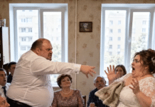 Samo nekoliko sati nakon našeg vjenčanja, moj suprug bacio mi je prljavu kuhinjsku krpu u lice pred cijelom svojom obitelji i naredio mi da kleknem i očistim umak koji je njegova majka namjerno prolila. Bio je uvjeren da ga, sada kada sam postala njegova supruga, nikada neću napustiti i da ću brzo naučiti obiteljska „pravila”. Ali nije imao pojma što ću učiniti samo nekoliko minuta kasnije…