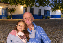 „Mama, svaki put kada me djed kupa, traži da igramo jednu igru. Moram zatvoriti oči, a dok su zatvorene, on nešto radi…“ Kada mi je kćerka to rekla, ukočila sam se. Sljedećeg dana otvorila sam vrata kupatila bez upozorenja, a od prizora koji sam zatekla počele su mi drhtati noge. 😱💔