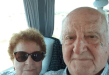 😱💔 Nakon 61 godine braka, suprug i ja prvi smo put zajedno krenuli na putovanje. Tijekom vožnje autobus se zaustavio, a moj suprug rekao je da ide na WC. Ali nikada se nije vratio. Kad mi je vozač prišao i pokazao snimku na svom telefonu, vidjela sam što je moj suprug učinio. Noge su mi klecnule od užasa i izgubila sam svijest… 😨😭‼️